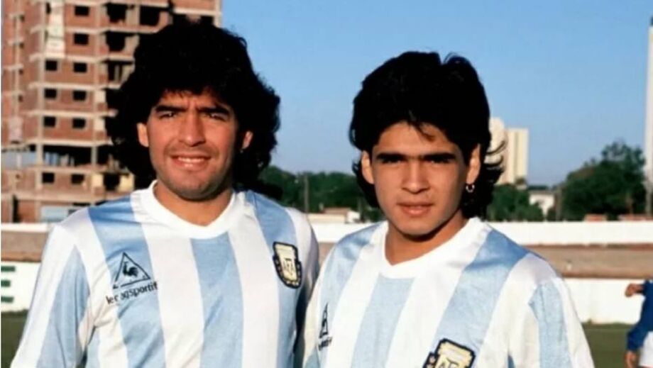Diego Maradona (esquerda) ao lado do irmão mais novo, Hugo (direita).