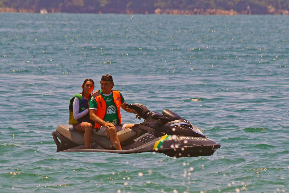 Jair Bolsonaro e sua filha, Laura Bolsonaro, no jet ski