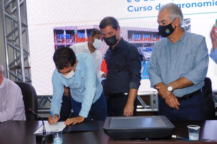 Deputado Marçal durante assinatura de recursos para a cidade de Maracaju