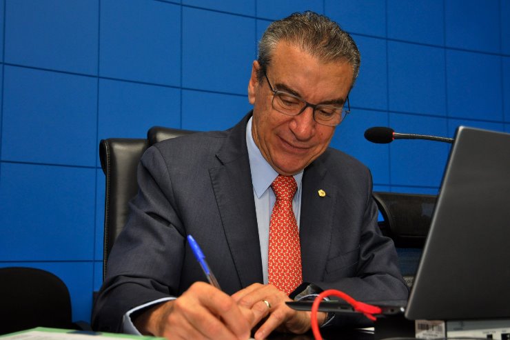 O presidente Paulo Corrêa conduz a Mesa Diretora, que elaborou a lei que trata do reajuste dos auxílios dos servidores