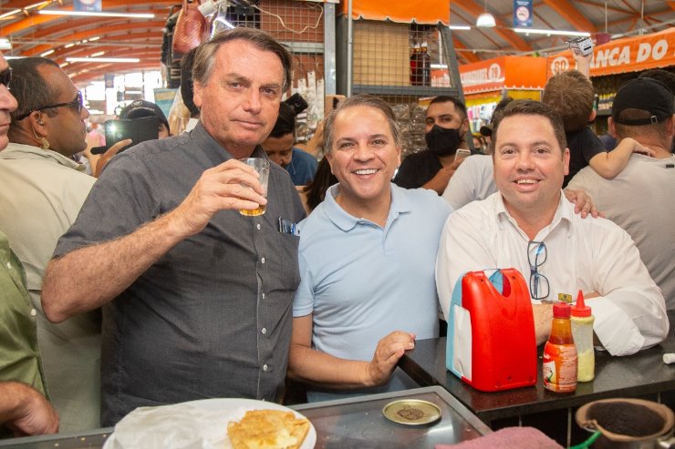 Bolsonaro e Cel David visitam mercadão na Capital