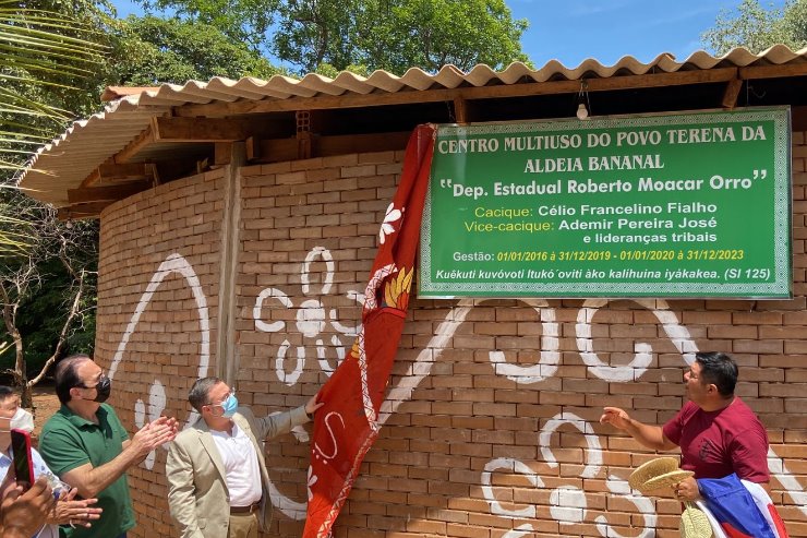 Homenagem ao ex-deputado Roberto Orro marca entrega de equipamentos para escolas indígenas