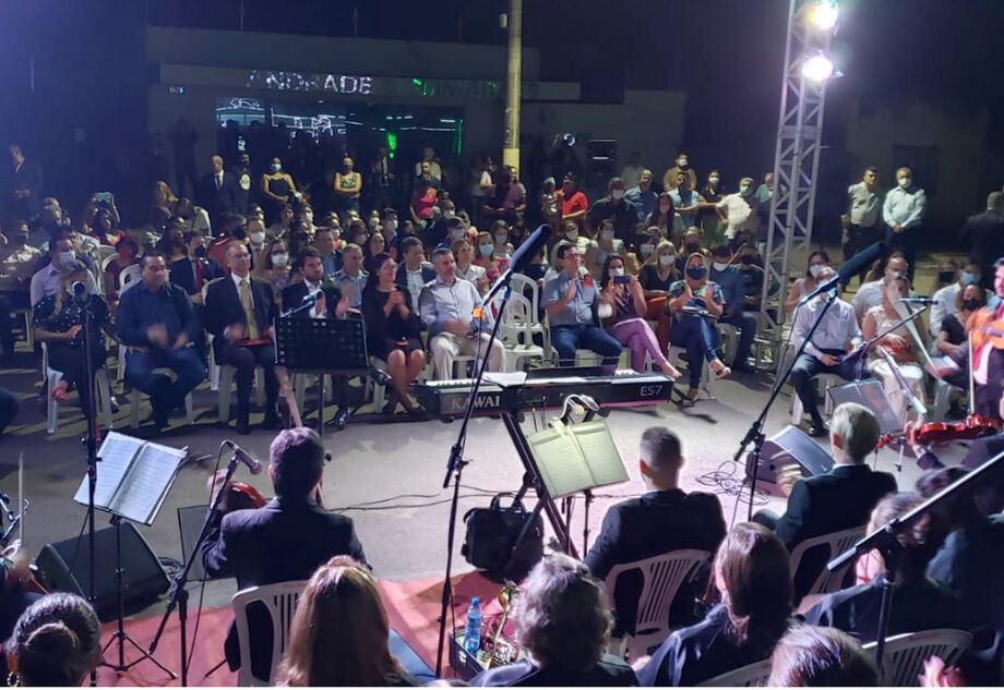 O público juntou-se a servidores, familiares, convidados, magistrados, autoridades e pessoas da sociedade sul-mato-grossense em um momento de congraçamento, liderados pelo maestro Nillo Cunha, em apresentações musicais contagiantes