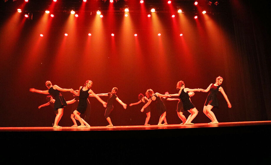 Bailarinos da Cia. de Dança Contemporânea da UFMS