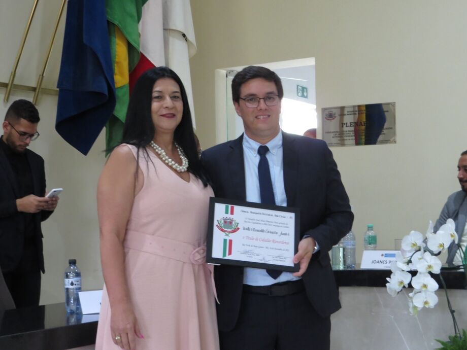 Marta Rocha, chefe de Gabinete da Presidência da Sanesul, recebe a honraria do vereador Zé Pimenta