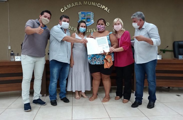 Agehab entrega títulos de propriedade para moradores de Bonito