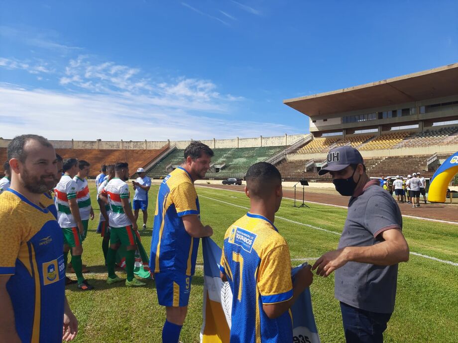 Vereador Cemar Arnal (à direita na foto, de cinza) cumprimenta jogadores na final da competição