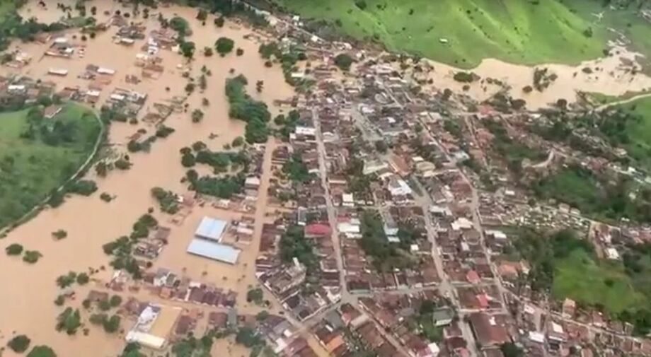 O presidente da República, Jair Bolsonaro (PL), e o ministro do Desenvolvimento Regional, Rogério Marinho, sobrevoaram, neste domingo (12/12), as áreas afetadas pelas fortes chuvas, no sul da Bahia.