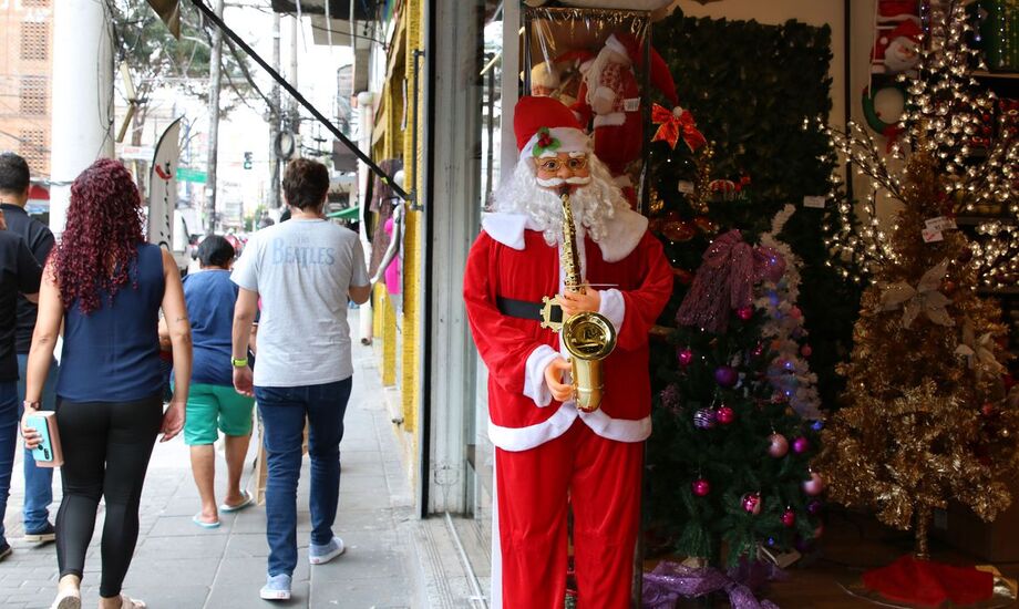 Com a proximidade do fim do ano, quando há um maior apelo por compras devido ao Natal e ao décimo-terceiro salário, o psiquiatra afirma que há chances de o hábito de adquirir compulsivamente se intensificar.
