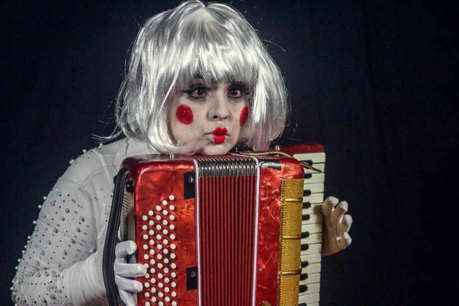 Aline Calixto em uma das cenas do espetáculo audiovisual