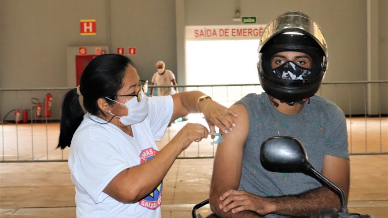 Conforme o calendário estabelecido pela Secretaria Municipal de Saúde (Sesau), devem receber a dose de reforço pessoas que tomaram a primeira dose do imunizante da Janssen até o dia 22 de julho