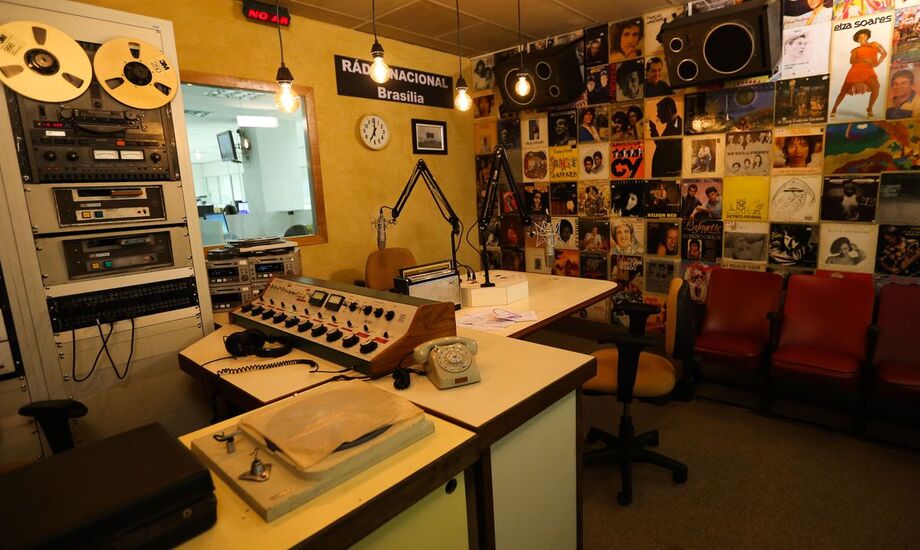 O museu traz equipamentos e informações sobre uma era quando televisão e internet sequer eram cogitadas, e o único meio de comunicação - o rádio - instigava a imaginação dos ouvintes