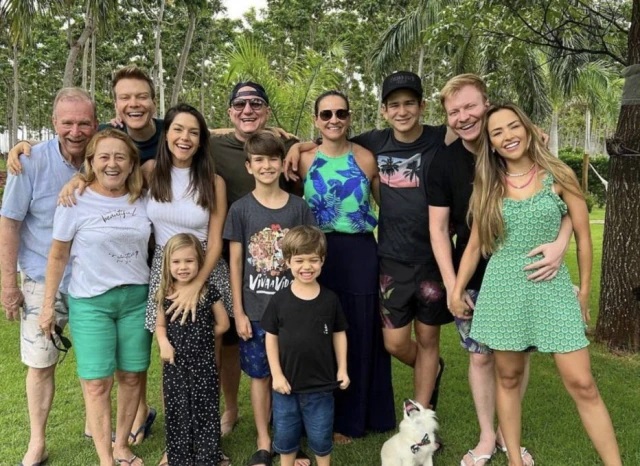 O cantor Michel Teló compartilha momento com família no Natal