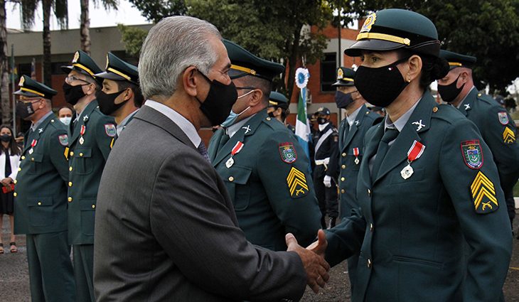 O governador Reinaldo Azambuja e a policiais militares de Mato Grosso do Sul