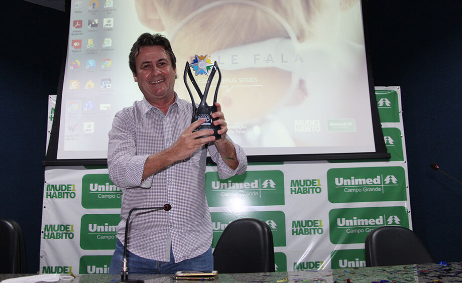 Dr. Maurício Simões Corrêa comemora o prêmio