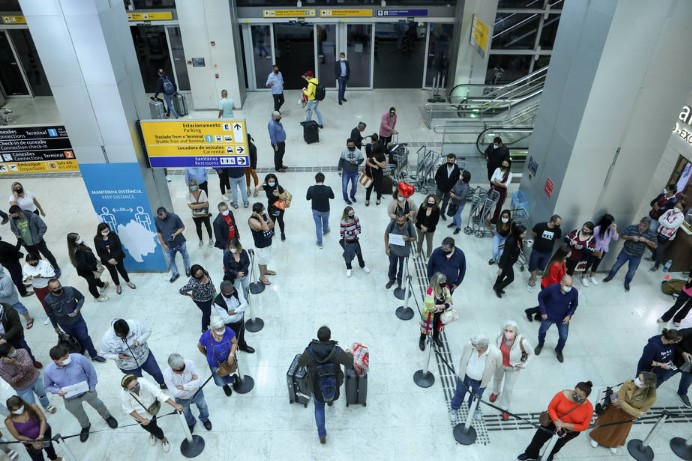 Com a exigência ou não do passaporte de vacina, viajantes foram unânimes em relatar longas filas no início da manhã no desembarque internacional do Aeroporto de Cumbica, em Guarulhos