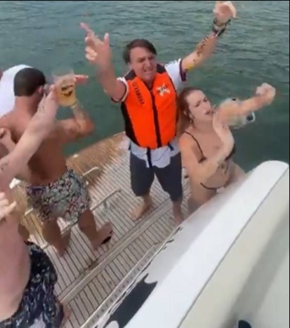 O presidente Jair Bolsonaro dançando funk no Guarujá