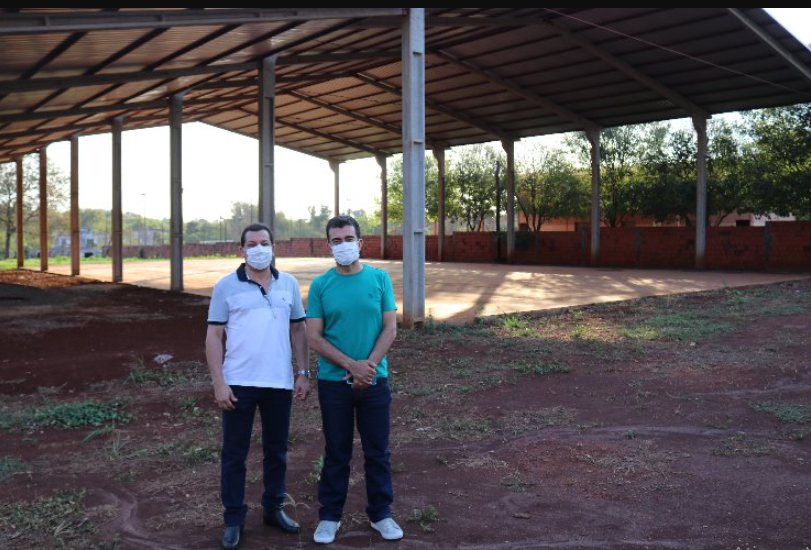 Marçal Filho e o vereador Laudo Sorrilha na sede da Colônia Paraguaia em Maracaju