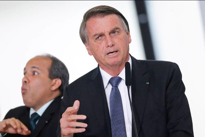 Preço da gasolina 'tem que cair' com as baixas nas cotações do Brent, disse Bolsonaro