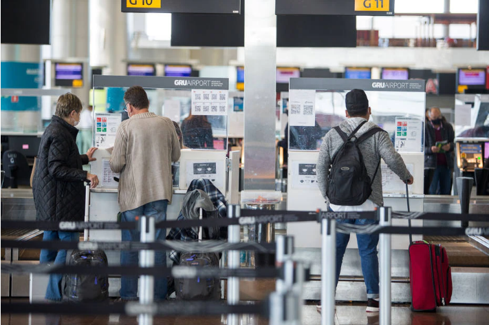 Passageiros fazem check-in no Aeroporto de Cumbica, em Guarulhos