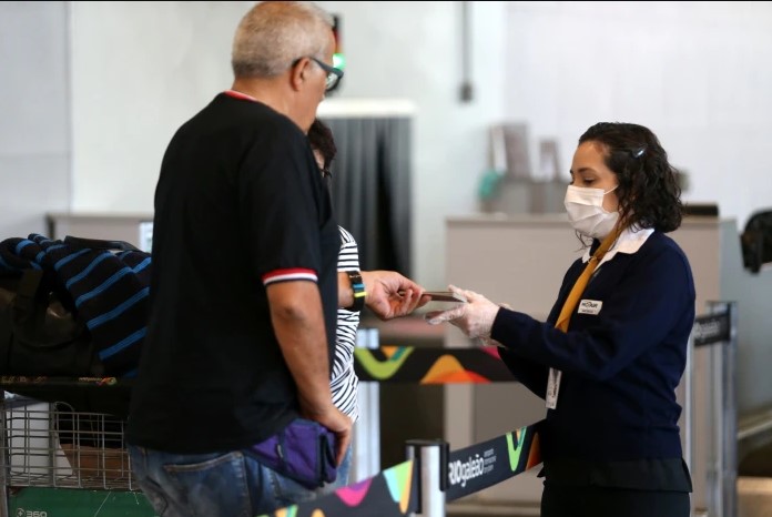 Passageiro passa por fiscalização no Aeroporto Internacional do Galeão, no Rio de Janeiro