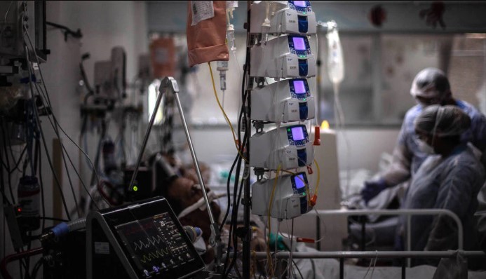 Pacientes com covid-19 no Hospital Municipal do M'Boi Mirim, no extremo sul de São Paulo; Brasil registra 266 mortes por covid-19 nas últimas 24 horas