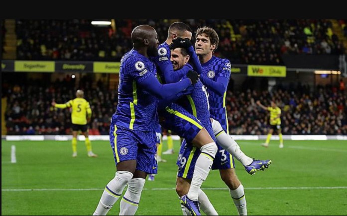Chelsea mantém a primeira colocação, agora com 33 pontos, ao bater o Watford, por 2 a 1, com gols marcados por Mount e Ziyech