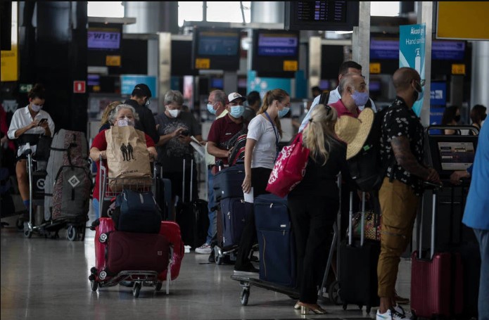 Brasil passa a cobrar passaporte vacinal de todos os viajantes que entram no País; na foto, movimentação no Aeroporto de Guarulhos durante o primeiro dia da exigência feita de 'forma amostral' pela Anvisa