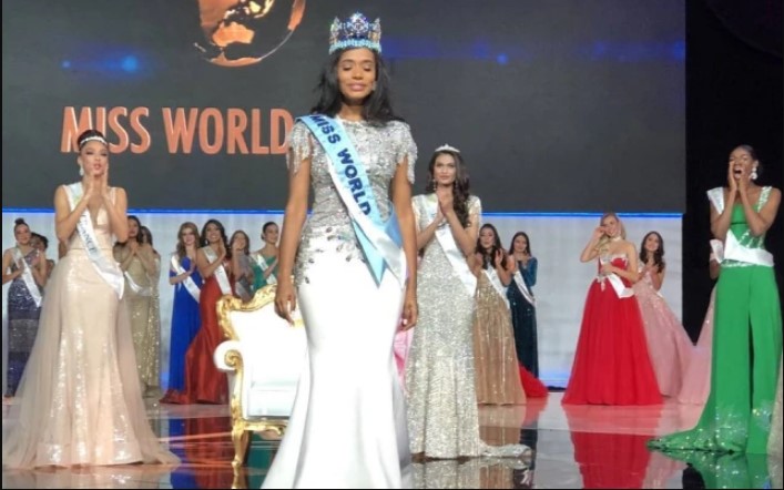 A vencedora de 2019, a jamaicana Toni-Ann Singh (foto), continua sendo a detentora da coroa, já o Miss Mundo não foi realizado no ano passado por conta da pandemia
