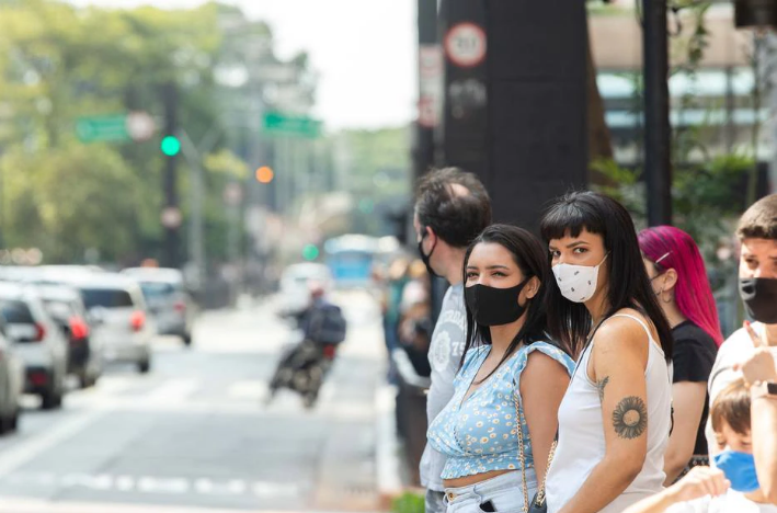 Passantes caminham com máscara na Av. Paulista, em São Paulo, para se protegerem contra doenças respiratórias. Gripe avança no Brasil com nova cepa e pelo menos 10 Estados registram surtos do vírus
