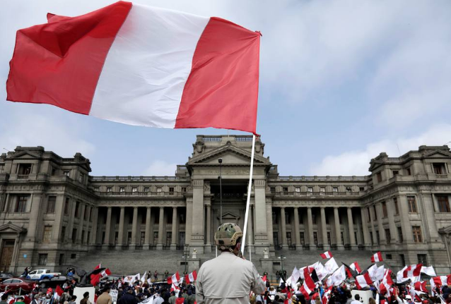 Protesto contra o presidente Pedro Castillo em frente ao Palácio da Justiça, em Lima, em 8 de outubro de 2021; Congresso decidirá sobre destituição