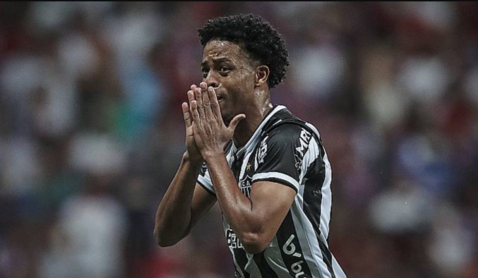 Keno chora: saíram de seus pés os gols da virada do Atlético-MG