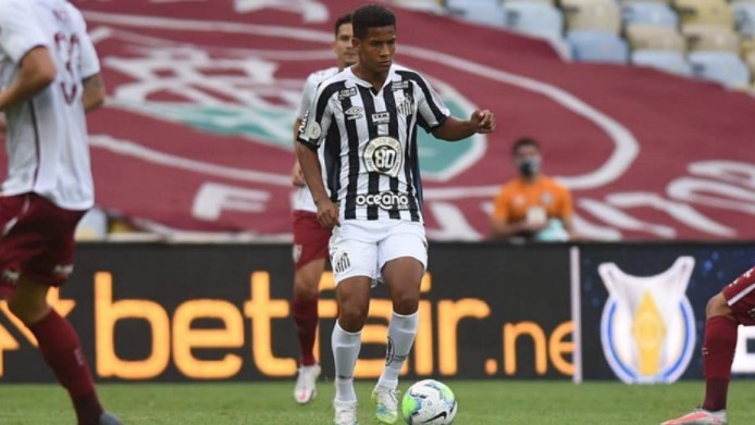 Ângelo Gabriel em ação pelo Santos em sua estreia