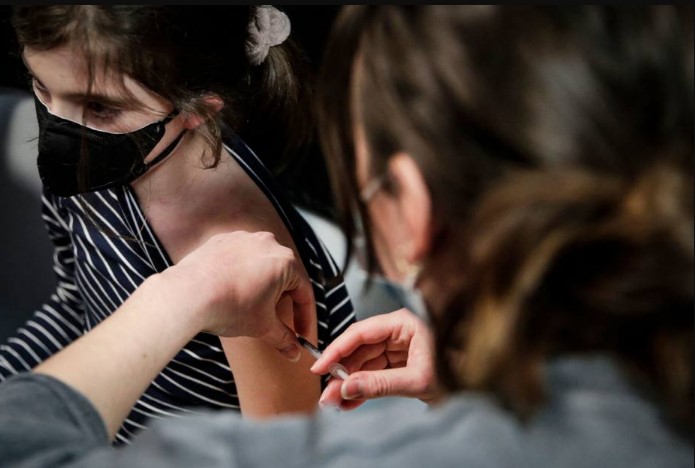 Criança recebe primeira dose da vacina Pfizer/BioNTech contra a covid-19, em Paris, no dia 17 de dezembro deste ano. Estudo da Fiocruz afirma que vacinação desta faixa etária é fundamental para imunidade coletiva