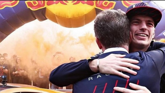 Verstappen é recebido com festa em Milton Keynes, cidade inglesa distante 70km da capital Londres