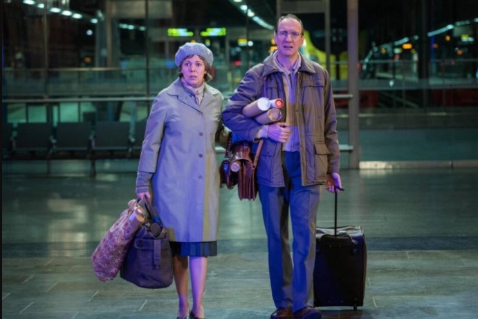 Olivia Colman e David Thewlis como Susan e Christopher na série 'Landscapers', da HBO