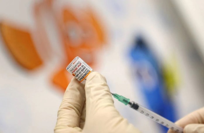 Criança é vacinada contra covid na Alemanha; Pfizer não dá prazo para chegada de doses pediátricas ao Brasil