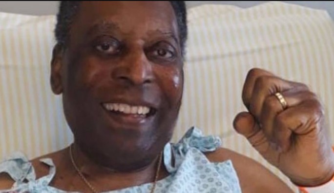 Pelé posa sorridente para foto no Hospital Albert Einstein
