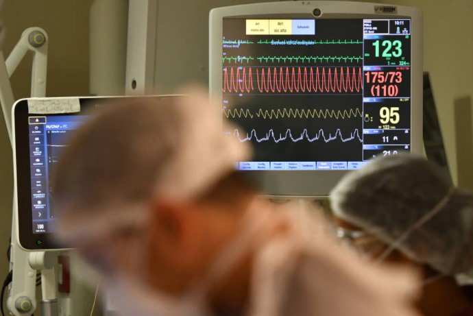 Atendimento de paciente infectado com covid-19 no Rio