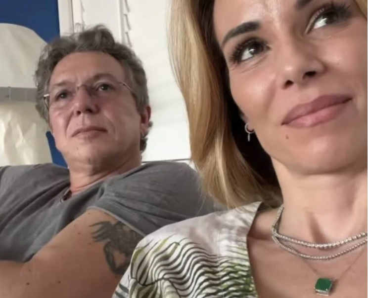 Boninho, diretor da TV Globo, chora ao receber homenagem de Luciano Huck