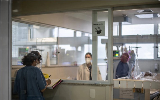 Equipe médica trata paciente grave da covid-19 internado em UTI