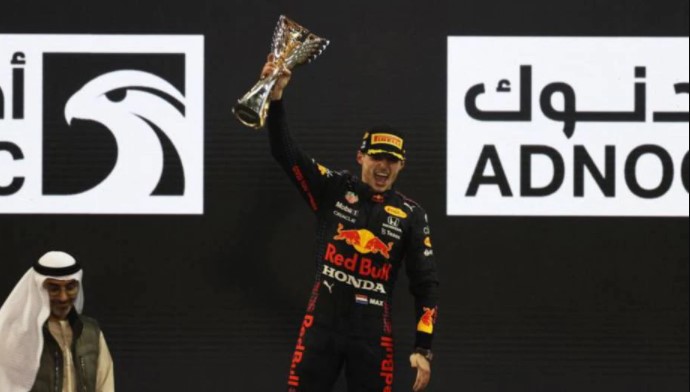 Max Verstappen ergue o troféu de campeão da Fórmula 1 de 2021
