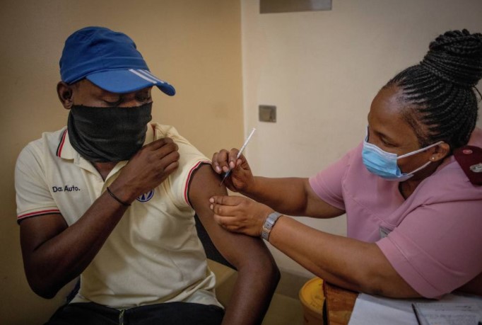 Homem recebe segunda dose da vacina contra a covid-19 em Joanesburgo, na África do Sul; impacto da Ômicron em imunizados ainda é desconhecido