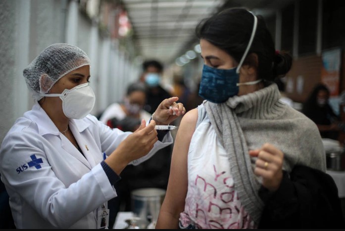 Vacinação contra covid-19 em São Paulo; Brasil tem 141,3 milhões de pessoas totalmente imunizadas contra a covid-19