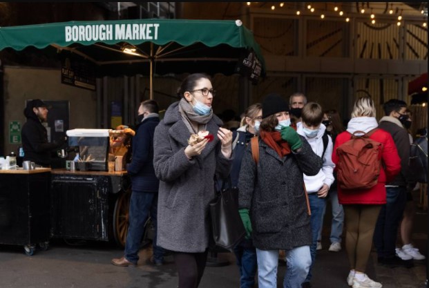 Pessoas se reúnem no Borough Market, em Londres; disparada do número de casos fez governo londrino decretar estado de alerta