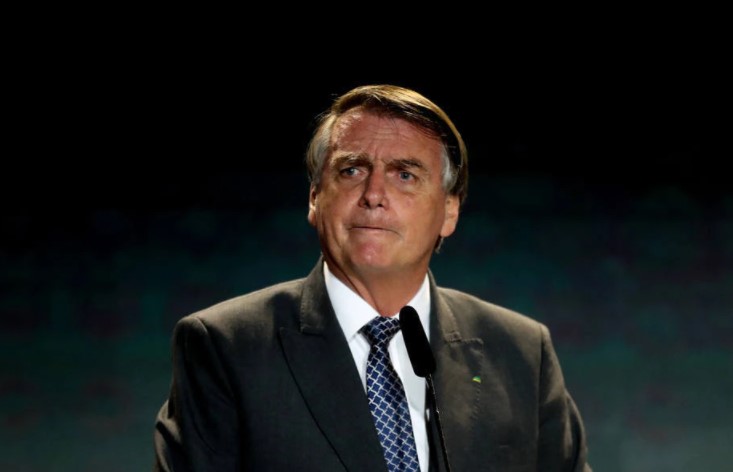 Em conversa com apoiadores neste domingo, o presidente Jair Bolsonaro disse que o governo federal vai exigir autorização dos pais e receita médica para a vacinação infantil contra a covid
