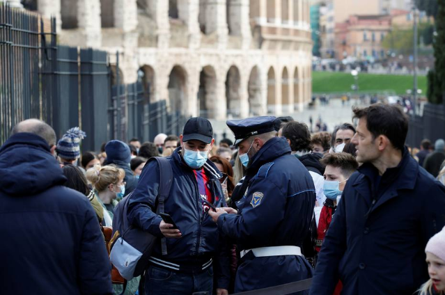 'Superpasse verde' de visitante é checado na entrada do Fórum Romano, em Roma, um dia antes de exigência entrar em vigor, em 6 de dezembro