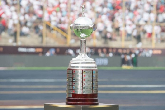 Troféu da taça Libertadores da América. Competição já tem participantes definidos para a temporada 2022