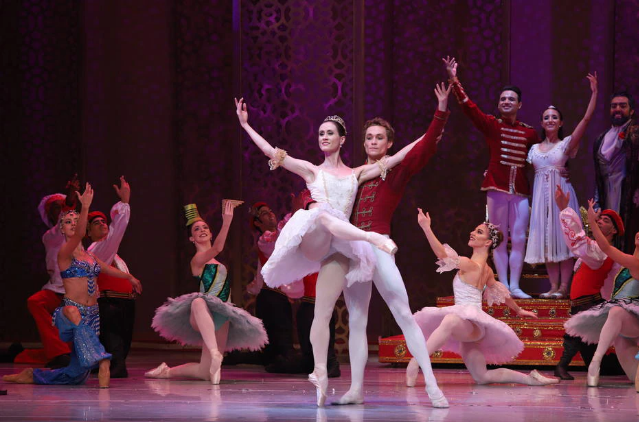 A Cisne Negro Cia. de Dança apresenta 'O Quebra-Nozes' com homenagem à bailarina Hulda Bittencourt.