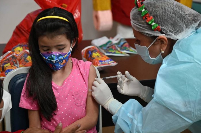 Menina é vacinada contra a covid na Bolívia; nesta sexta, a Rede Sustentabilidade entrou com ação no STF para pedir que imunização infantil no Brasil não precise de prescrição médica
